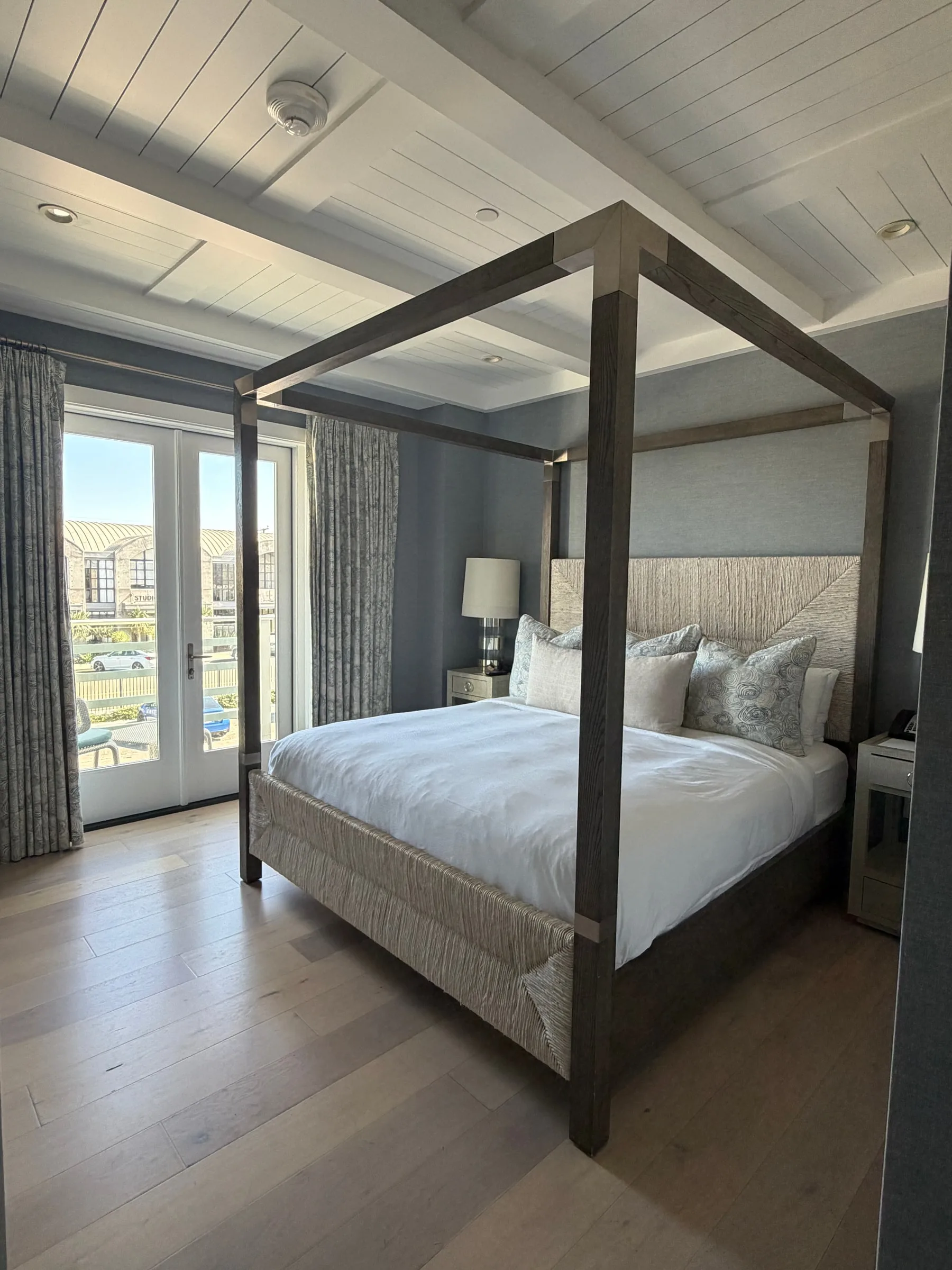 King bedroom with a canopy bed